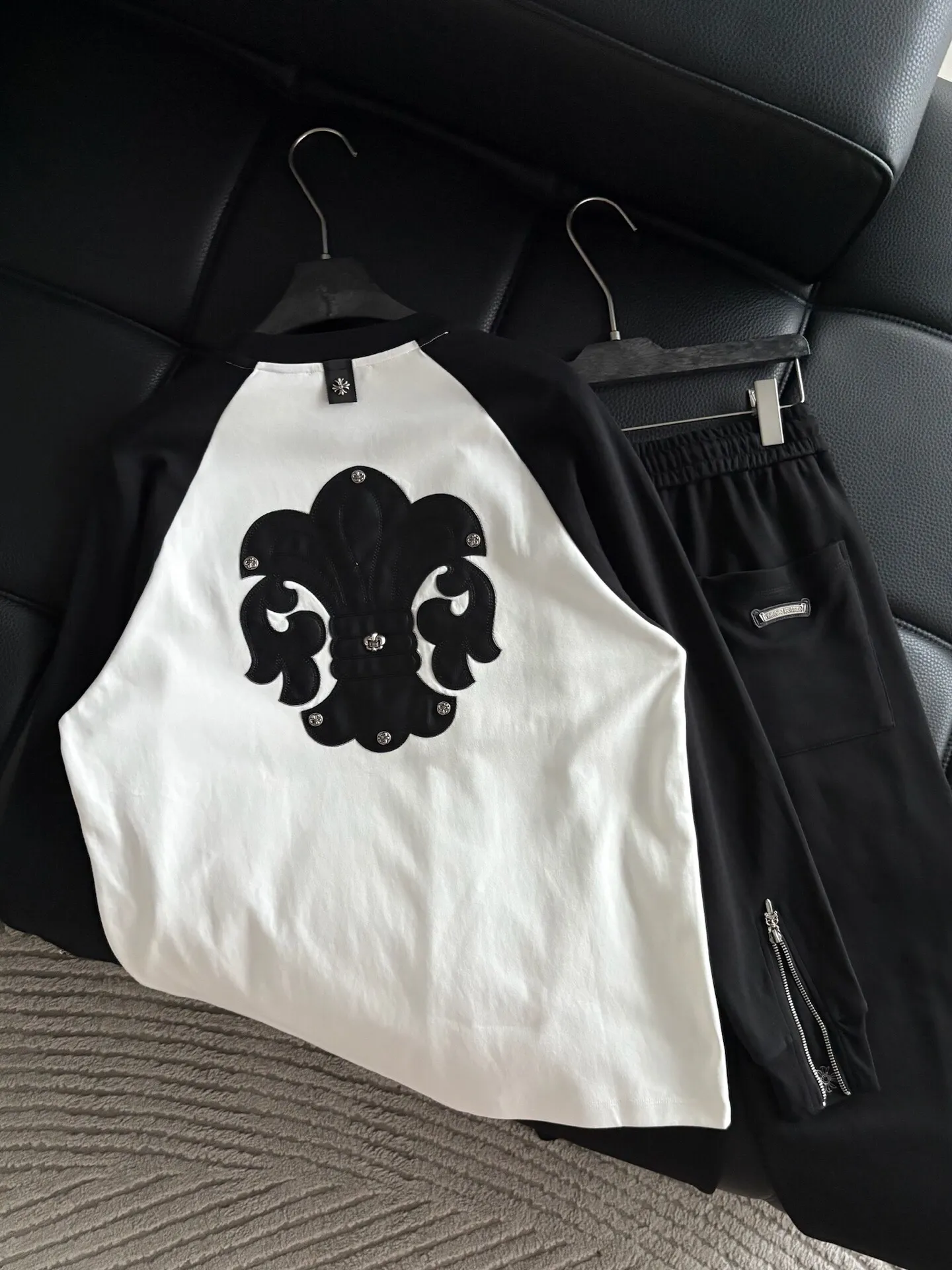 P420 💰 ChromeHearts Chrome Heart Round Neck Raglan Sleeves—Pursue quality and ensure quality! Using double-sided cotton fabric, the texture is clearly visible, the texture is soft, delicate and smooth, and the custom-made leather stitching process is full of drape! The workmanship is fine and the shoulder lines are smooth. All imported chain machines are used to make the shoulder rolling strips. It has a certain thickness and is not made of cheap material but has a shiny feel that is comfortable and not tight on the upper body. It is the most avant-garde street item that can be easily matched by both men and women!  Color: black Size: m-3xl Style number: 3566